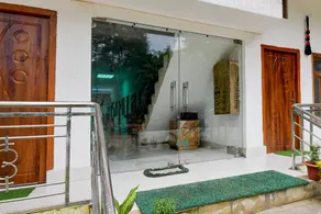 SPOT ON by OYO Royal Hotel - Image 5