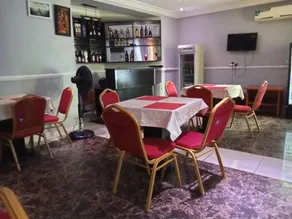 B's Hive Hotel and Suites - Image 4