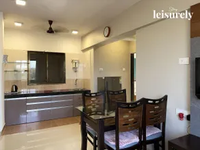 StayLeisurely Ocean Pearl 2BHK, Guhaghar Sea View - Image 4