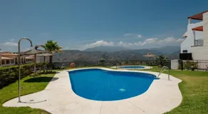 Sea view apartment with private garden and jacuzzi in Balcones del Lago, Istan - Image 2
