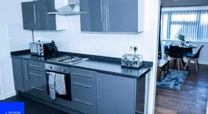 2ndHomeStays-Walsall- A Charming 3-Bed Home with Landscape View - Suitable for Contractors and Families -Large Parking for 3 Vans - Sleeps 7- 7 mins to J10 M6 and 21 mins to Birmingham - Image 2
