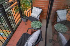 Stylish Belfast City Centre 2 Bedroom Apt Free Parking - Image 5