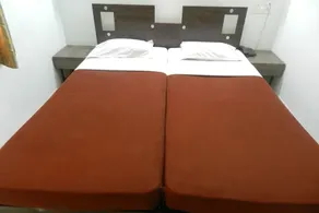 Hotel Landmark Deluxe Lodging - Image 2