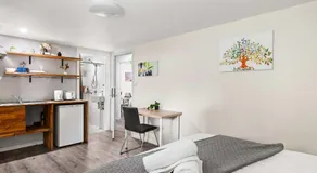 Detached King Studio with Private Bath & Kitchen in Carramar - Nearby Station & Shops - Image 2