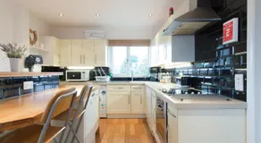 Chesterton Court Apartment - Image 3