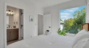 Vibrant 1BR Duplex Near Alberta Arts District - Image 2