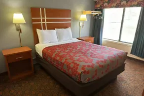 Econo Lodge - Image 2