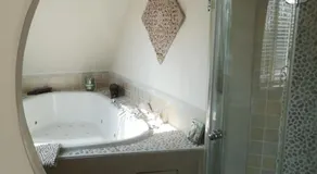 Modern Cozy Asian Style bedroom with Kingsize Spa bath - Image 5