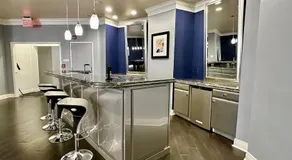 Cozy Downtown Loft with Balcony - Image 4