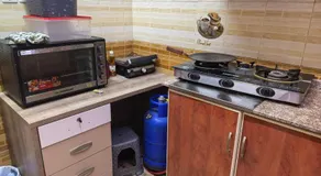 Catchy & Traveler-Friendly Room - Image 4
