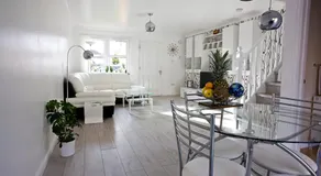 Gala Rooms Homestay - Free Parking - Image 3