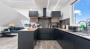 Modern 2 Bedroom Apartment Free Parking - Image 4