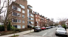 Lumineux, contemporain 2BR dans Leafy Belsize Park, par Veeve - Image 2