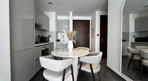 Luxury 1-Bedroom Apartment with Pool Access in DIFC, Dubai - Image 2