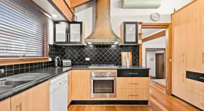 Beachside Weekender Retreat with Spa sleeps 11-13 - Image 2