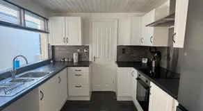 Spacious Home in Bangor Centre, 2 King Beds, 1 Single and Garage - Image 4