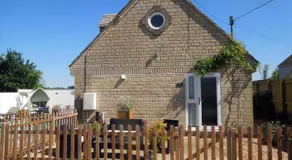 Beautiful 2 bedroom guest house with private pool in Lacock, Wiltshire - Image 5