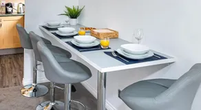 Reading 2-Bed Apartment & Parking - Image 2