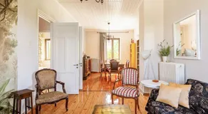 Mansion of 120 m2, with high ceilings and big yard - Image 2