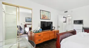 Charming Queen BR1Bath 2PPL/Private Suite - Holiday Home - Image 5
