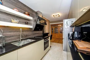 Spacious Lovely 3-bed Apartment With big Balcony - Image 4