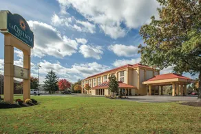 La Quinta Inn & Suites Canton - Image 2