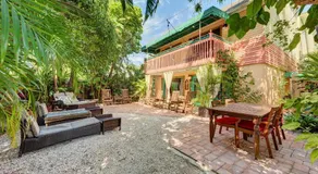 Casa Van Lopik Jardin- Tiki-Bar, Balcony, Tropical Patio, 250 steps to Beach and Village! - Image 4
