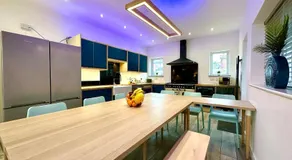 Massive New 8 bedroom House Sleeps up to 21 - Accepts Groups - Great Location - FREE Parking - Fast WiFi - Smart TVs - sleeps up to 21 people - Close to Bournemouth & Poole Town Centre & Sandbanks - Image 2