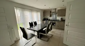 Beautiful 4-Bedroom House with Private Garden & Parking - Image 2
