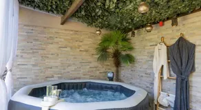 Une Clé Pour Deux - Chambre romantique avec Patio & Spa privatifs - Image 3