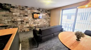 Friary House Serviced Apartments by Roomsbooked - 24Hr Reception - Image 3
