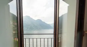 Lakefront apartment with a view, parking and swimming pool - Image 4