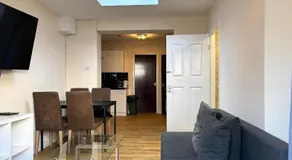 London Deluxe 6 Bedroom House - Image 2