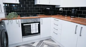 Contractor-Friendly 3Bed & Holiday Let - Walk to Metro - Free Driveway Parking, Sleeps 6 - Close to City Centre - Image 4