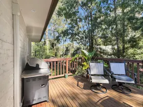 Riverside 3-Bed Townhouse with Spacious Deck  BBQ - Image 5