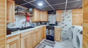 Beckley Studio w/ Private Hot Tub & Home Gym! - Image 4