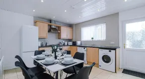 Spacious 2-Bed Home 5mins to Co-op Live & Etihad Campus w Free Parking - Image 3