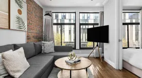 Bright 1BR Escape in Lower East Side NYC - Image 2