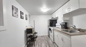 Amazing DT Apartment w Parking Location Coffee - Image 4