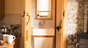Harrys Hideout - Shepherd's Huts at Harrys Cottages - Image 4