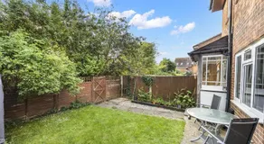 Secret Garden with Free Parking - Image 5