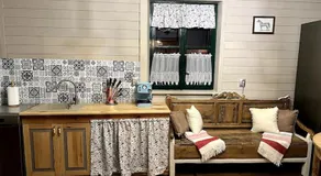 Drewniana chata nad stawem - Image 5