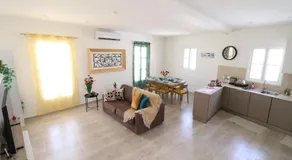 Seaside Independent Townhouse with Lift & Free Parking - Image 2