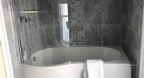 Garden Double Room with own door access and bathroom - Image 4