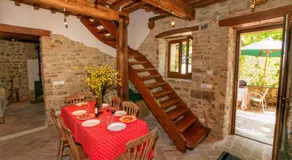 Holiday house overlooking lake near Tuscany - Image 3