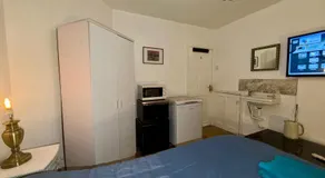 Spacious Double Room with own Sink - Image 5