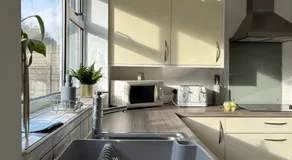 3 BR Contractor Stays Near HS2 Parking Wifi Tv - Image 2
