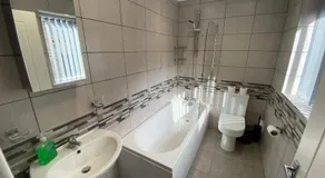 Modern 3- Bed Holiday Home - Private Parking Sleeps 10- 2 Min M62 - Image 2