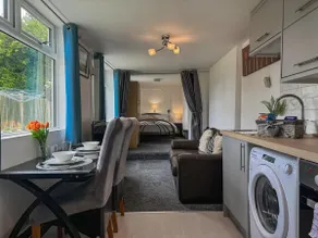 New! Cosy Garden Home, Free Parking With Smart TV & Perfect Motorway Access - Image 3
