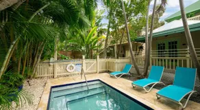 Poolside Hide-Away Palm Gardens - Image 5